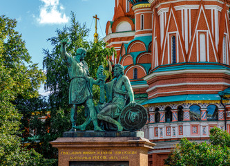 Fototapeta na wymiar monument to Minin and Pozharsky in front of Saint Basil's Cathedral in Moscow