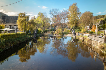 Blick über Wehr und Lenne zum Kurpark in Saalhausen