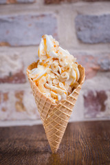 Knusperwaffel mit Frozen Yoghurt, Karamellsauce und Haselnüssen