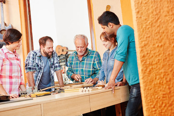 Gitarrenbauer bei Ausbildung von Lehrlingen