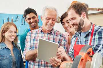 Handwerker mit Tablet Computer