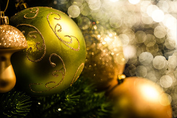 Festlich geschmückter Weihnachtsbaum mit Lichtflecken