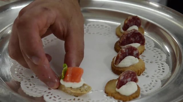 antipasti serviti su di un piatto a centro tavola