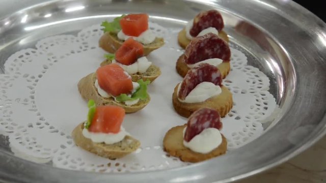 antipasti serviti su di un piatto a centro tavola