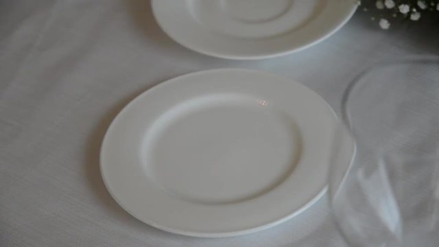pane fresco servito su di un tavolo durante una cena