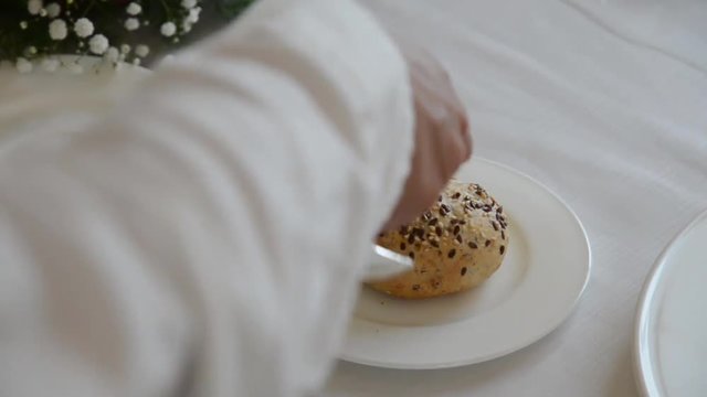 pane fresco servito su di un tavolo durante una cena