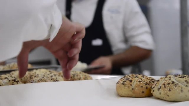 pane fresco servito su di un tavolo durante una cena