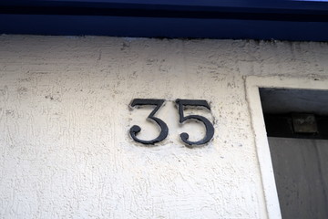 Numéro 35 sur façade blanche