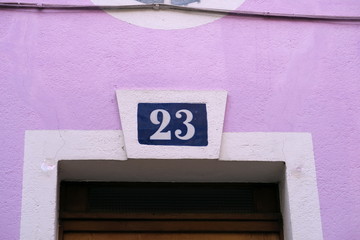 Numéro 23 sur mur rose