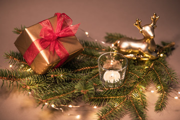 Weichnachtsmotiv mit Packerl und Hirsch