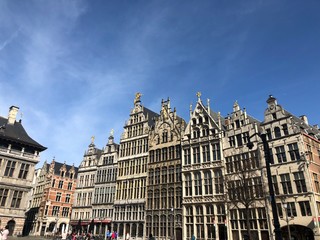 Fototapeta na wymiar Case della Grote Markt con cielo blu, Anversa, Belgio