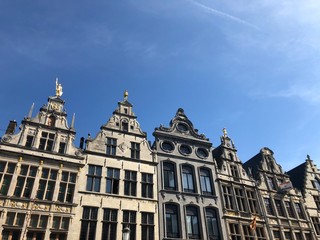 Fototapeta na wymiar Bellissime case della Grote Markt e cielo blu, Anversa, Belgio