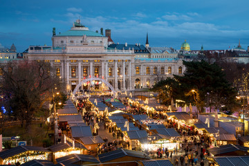 Fototapeta premium Jarmark bożonarodzeniowy w Wiedniu w pobliżu Burgtheater
