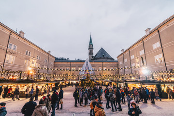 Fototapeta premium Jarmark bożonarodzeniowy w Salzburgu