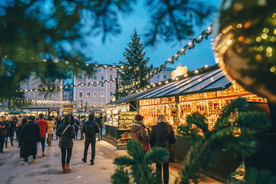 Fototapeta Salzburg Christmas Market seen trough a Christmas tree branches