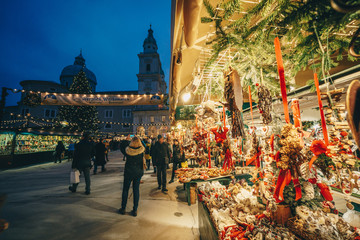 Obraz premium Targ bożonarodzeniowy w Salzburgu na Residenzplatz w nocy