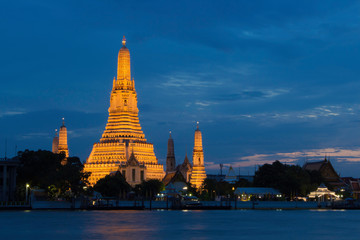 Fototapeta premium wat arun w Bangkoku o zmierzchu