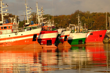 Port rybacki w Kołobrzegu,kutry przycumowane do nabrzeża © Konrad Uznański