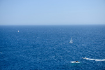 Obraz premium mare e cielo con barche che navigano