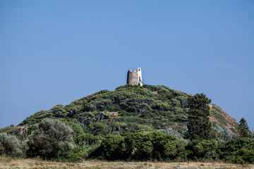 Antica Torre sopra promontorio su sfondo cielo blu