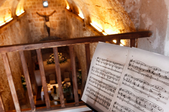Spartito musicale dentro una chiesa Cristiana