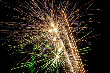 Obraz premium Fuochi d'artificio spettacolari su sfondo nero notte