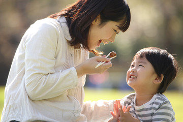 食事する親子