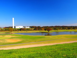 土手から見る河川敷のゴルフ場風景