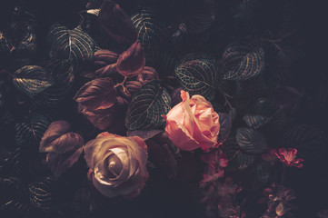 Ściana z kwiatów sztucznych na tle w stylu vintage - 231678220
