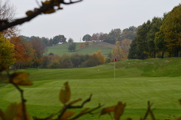 Blick auf einen herbstlichen Golfplatz bei Ratingen 