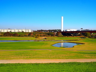 土手から見る河川敷のゴルフ場風景