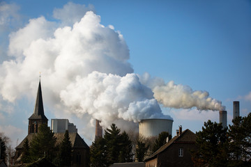 Braunkohlenkraftwerk in Nord-Rhein- Westfalen, klimaschädliche Abgase