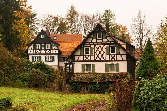 Contraventanas de madera etnofolk en una ventana con marco de madera  pintada de verde y amarillo exterior de una casa serbia vintage complejo  arquitectónico stanisici bielina bosnia y herzegovina cabaña de madera
