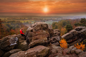 Eine Frau guckt auf Sonnenuntergang vom Felsen, Klippen, Dürenthe, Landschaft mit Nebel und...