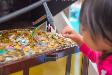 宝探しをする子供