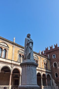 Памятник Данте в Вероне
