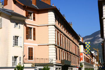Fototapeta na wymiar immeubles anciens dans une rue de Chambéry