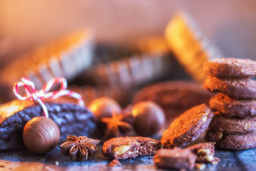 Weihnachtssüßigkeiten auf Holzuntergrund