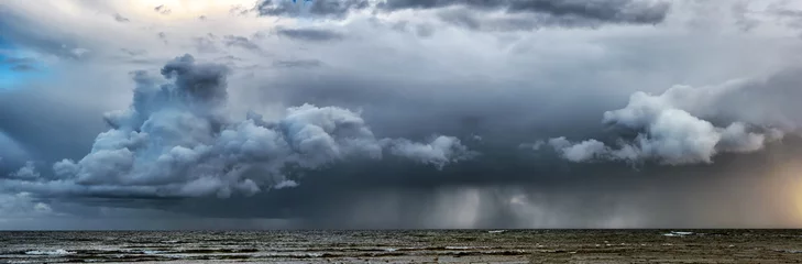 Foto auf Acrylglas Bild von Sturm mit dramatischen Wolken am Meer © bzzup