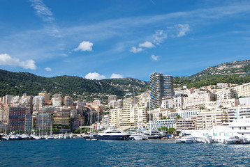 Veduta di Montecarlo con il suo porto