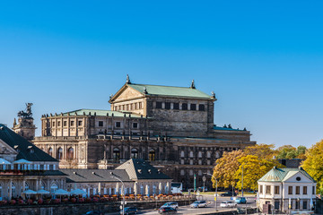 Fototapeta na wymiar Semperoper in Dresden unter blauem Himmel