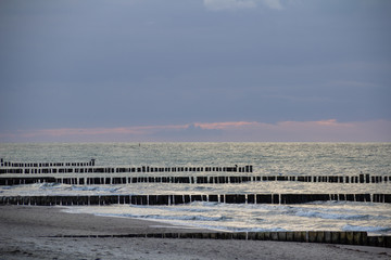 Fototapeta na wymiar Wellen treffen auf die Ostseeküste bei Kühlungsborn
