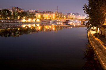 Obraz na płótnie Canvas Paris. City embankment along the Seine.
