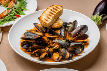 Mussels in tomato sauce