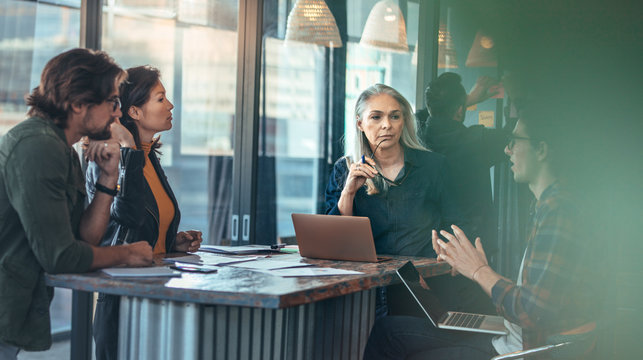 New project discussion in office