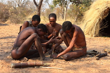 Buschmänner in Namibia beim Feuer machen