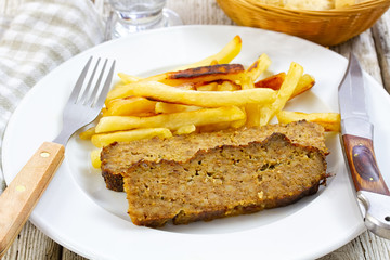pain de viande  et frites