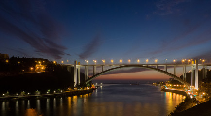 Fototapeta na wymiar Le pont Arabida au coucher du soleil