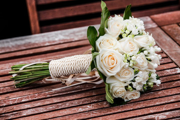 Mazzolino da sposa  poggiato su una panchina in legno