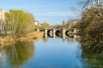 Obraz premium Old stone bridge in the city of Palencia, Spain